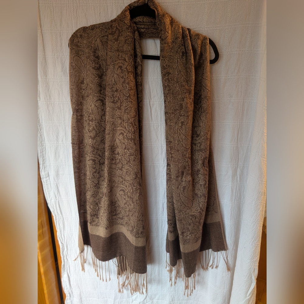 Elegant Paisley Cashmere Scarf with Fringe